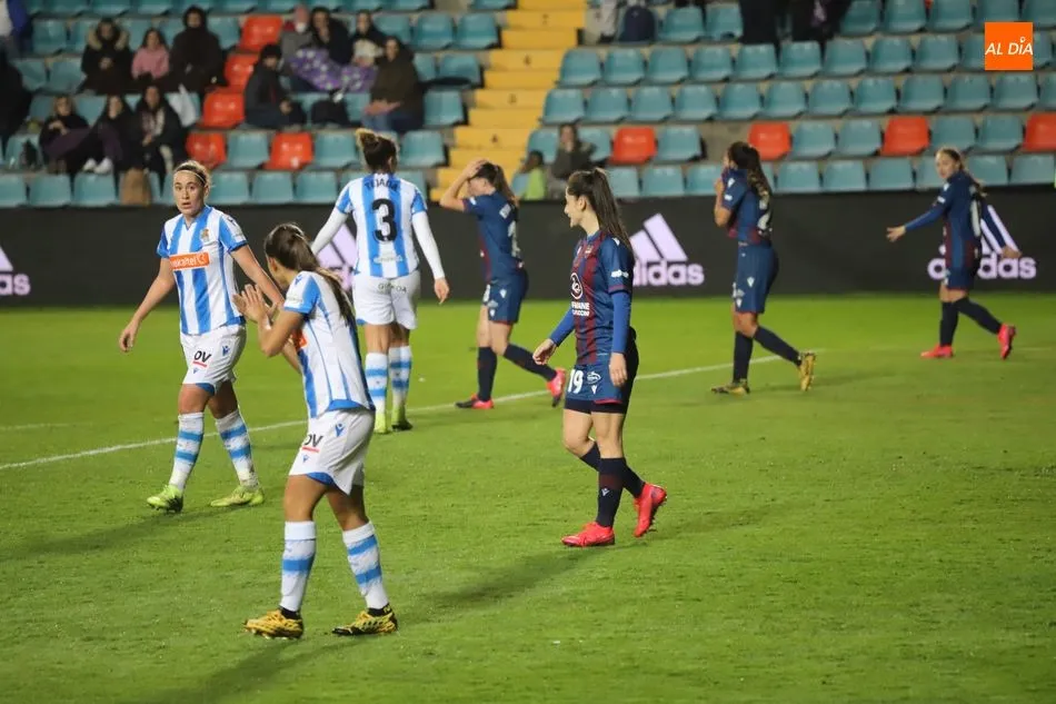 Foto 2 - La Real Sociedad da la sorpresa y vence al Levante en la primera semifinal de la Supercopa (1-0)
