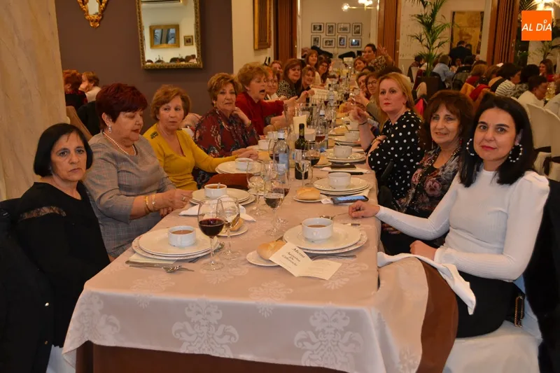 Foto 11 - Santa &Aacute;gueda reune alrededor de la mesa a 300 mujeres en Pe&ntilde;aranda