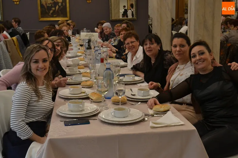 Foto 10 - Santa &Aacute;gueda reune alrededor de la mesa a 300 mujeres en Pe&ntilde;aranda