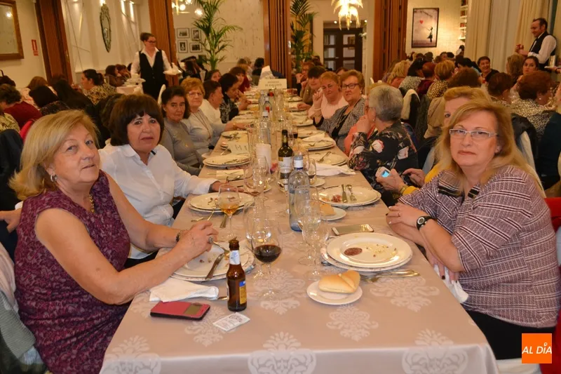 Foto 8 - Santa &Aacute;gueda reune alrededor de la mesa a 300 mujeres en Pe&ntilde;aranda