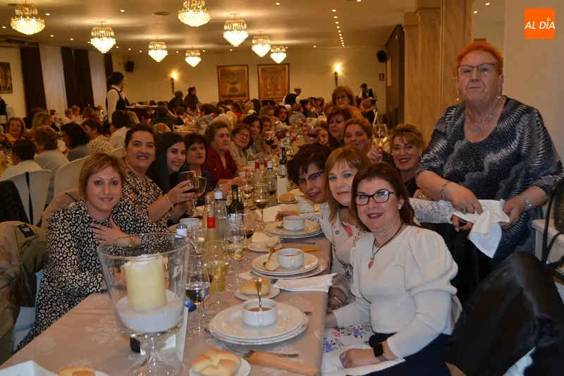Foto 7 - Santa &Aacute;gueda reune alrededor de la mesa a 300 mujeres en Pe&ntilde;aranda