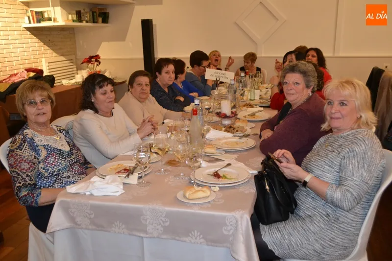 Foto 3 - Santa &Aacute;gueda reune alrededor de la mesa a 300 mujeres en Pe&ntilde;aranda