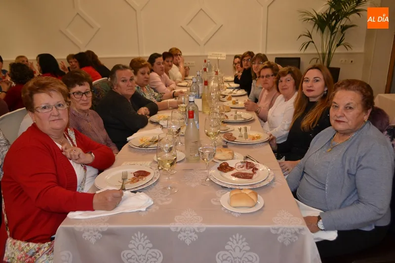Foto 2 - Santa &Aacute;gueda reune alrededor de la mesa a 300 mujeres en Pe&ntilde;aranda