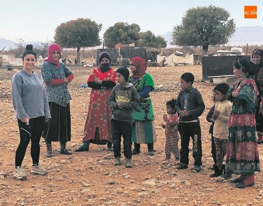 Alejandra fotografiándose con un grupo de nómadas en el desierto.