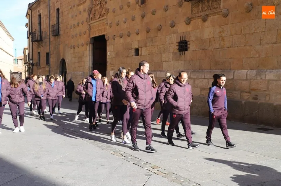 Foto 2 - Las jugadoras del Barcelona, de turismo por Salamanca