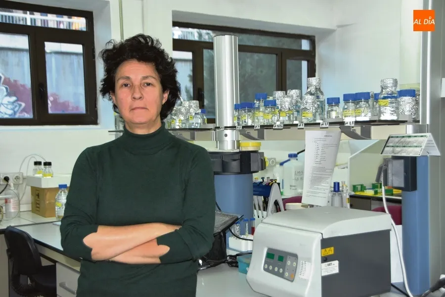 Mar Siles en uno de los laboratorios del IRNASA (Foto: Paula Zorita)