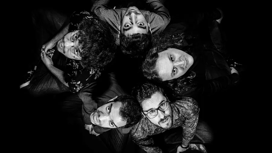 Kike M, el nombre que usa Enrique Martín cuando se cuelga una guitarra y toca sus canciones