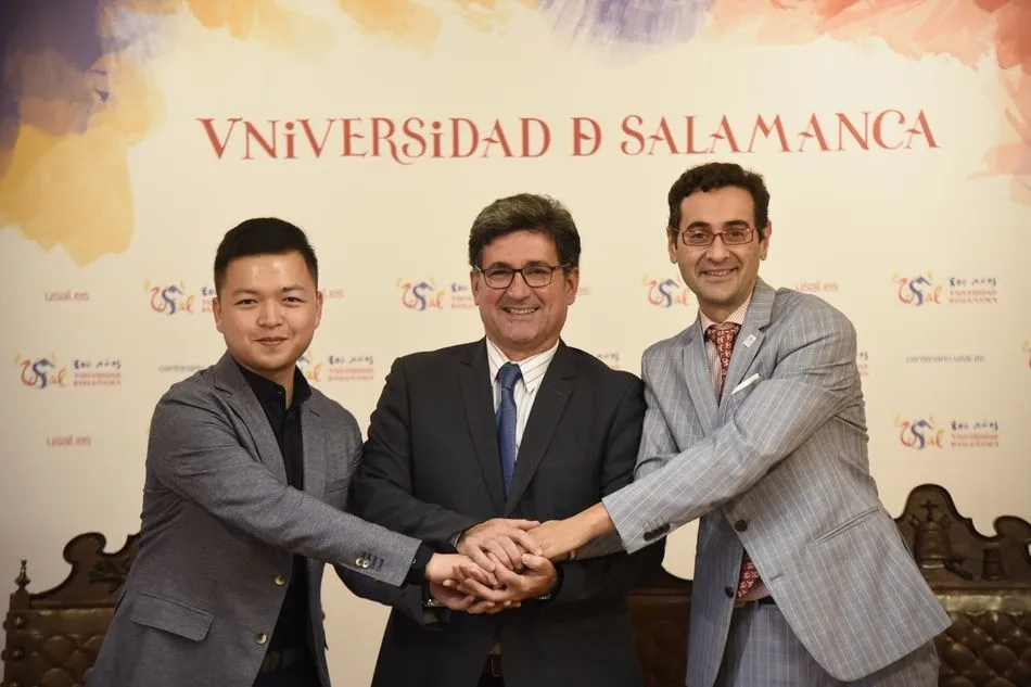 El consejero delegado de Cursos Internacionales, José Miguel Sánchez Llorente, durante la firma de un acuerdo con una universidad china | Foto: USAL