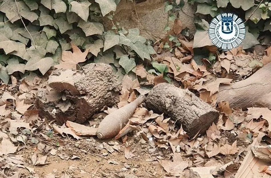 Hallan una granada de la Guerra Civil en el interior de una chimenea  
