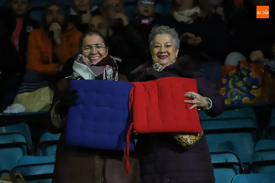 Foto 5 - El Atleti &ndash;&nbsp;Barcelona mejora el ambiente de la Supercopa Femenina con m&aacute;s de 7.000 espectadores ...