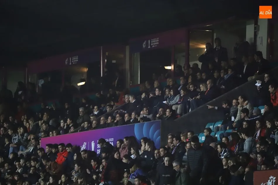 Foto 2 - El Atleti &ndash;&nbsp;Barcelona mejora el ambiente de la Supercopa Femenina con m&aacute;s de 7.000 espectadores ...
