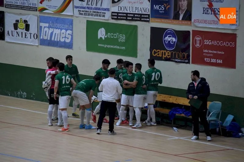 Jugadores del Piensos Durán Albense antes del comienzo de un encuentro / Pedro Zaballos