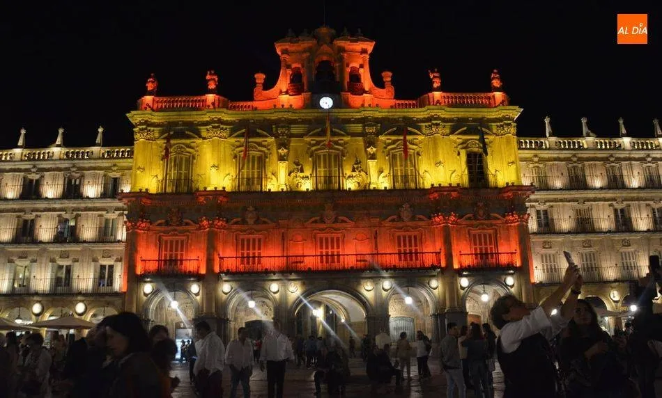 Fachada del Ayuntamiento iluminada con los colores de la bandera de España
