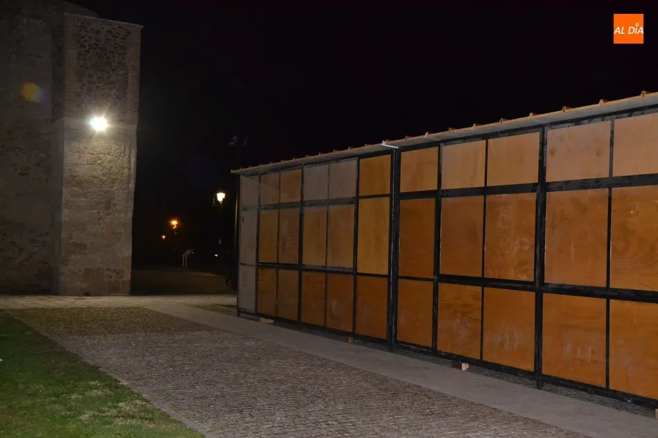 Foto 6 - Colocados los focos que alumbrar&aacute;n las casetas del Paseo Fernando Arrabal  