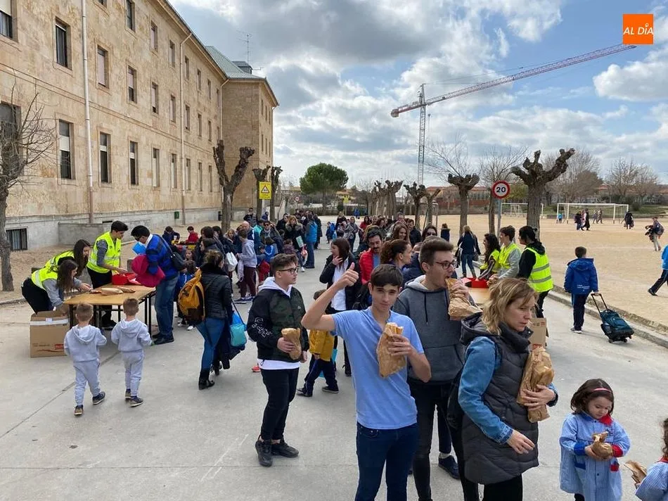 Patio del Colegio San Agustín con cientos de escolares esperando para recibir su bocata