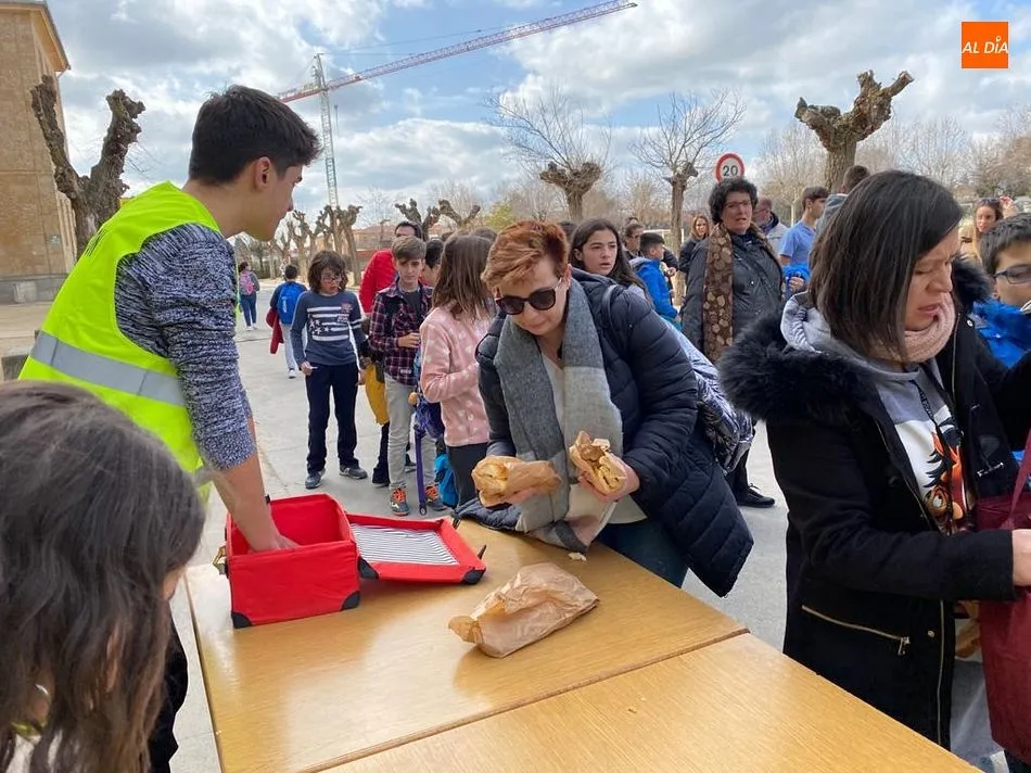 Foto 3 - El Colegio San Agust&iacute;n celebra una multitudinaria Operaci&oacute;n Bocata