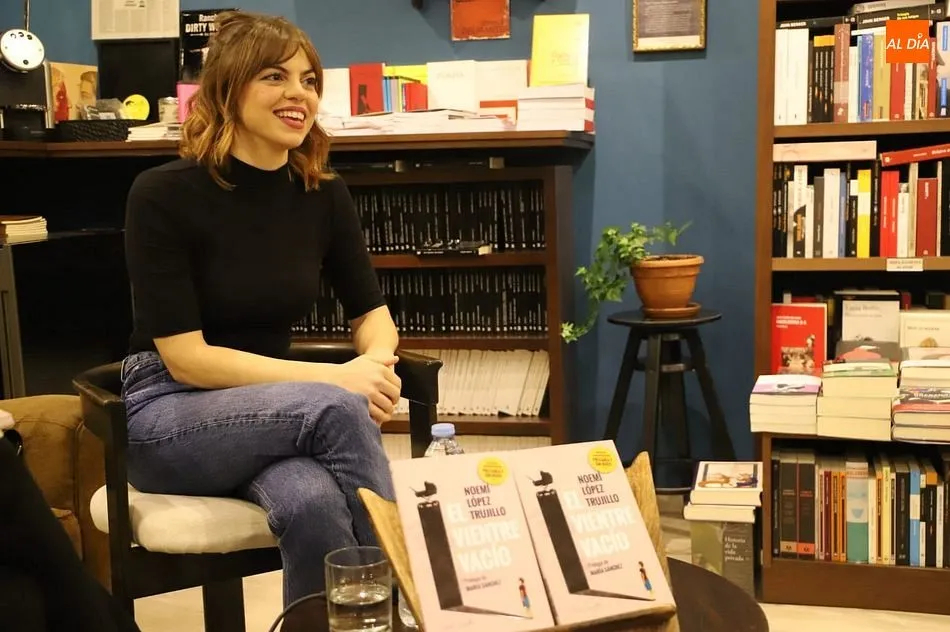 La periodista Noemí Trujillo en la presentación de El vientre vacío en Salamanca. Fotos: Lydia González