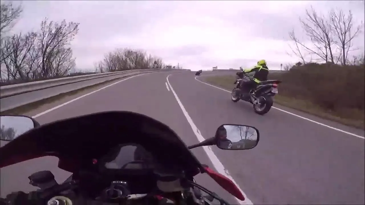 Investigan a dos moteros por circular a 203 kilómetros por hora y subir el vídeo a internet