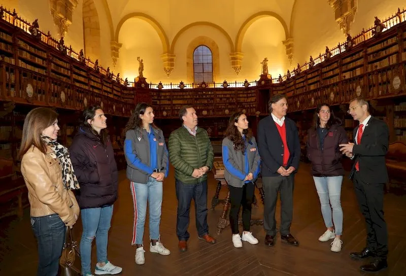 Encuentro mantenido entre las jugadoras de fútbol y las autoridades salmantinas / USAL