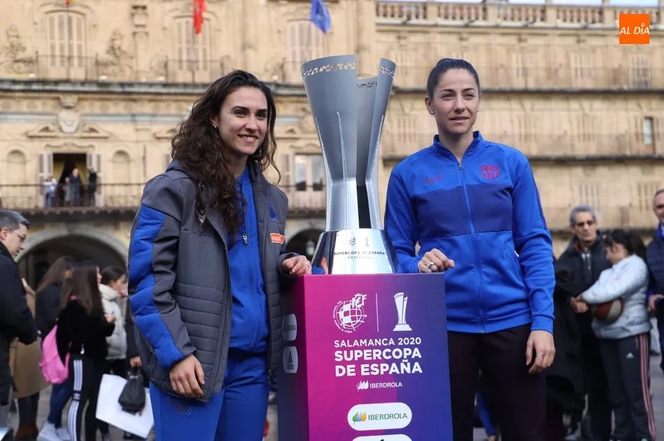 La capitanas de ambos equipos, con la Copa / Lydia González