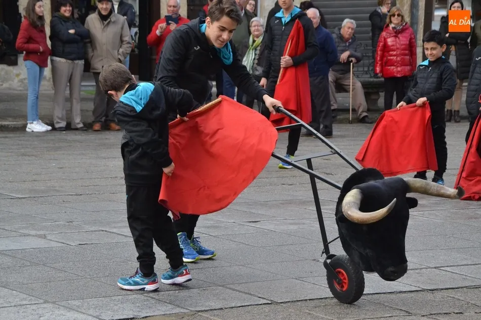 Foto 6 - La Escuela de Tauromaquia brinda los primeros lances en la Plaza Mayor del Carnaval 2020  