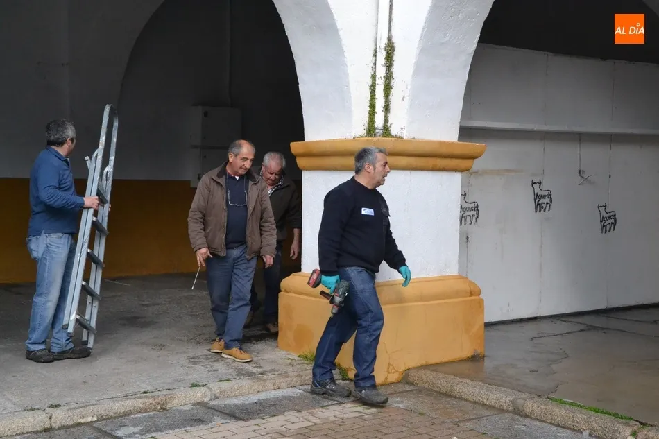 Foto 6 - La Plazuela del Buen Alcalde se empieza a poblar de casetas con muy buen ambiente  