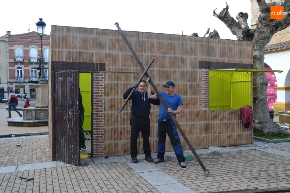 Foto 5 - La Plazuela del Buen Alcalde se empieza a poblar de casetas con muy buen ambiente  