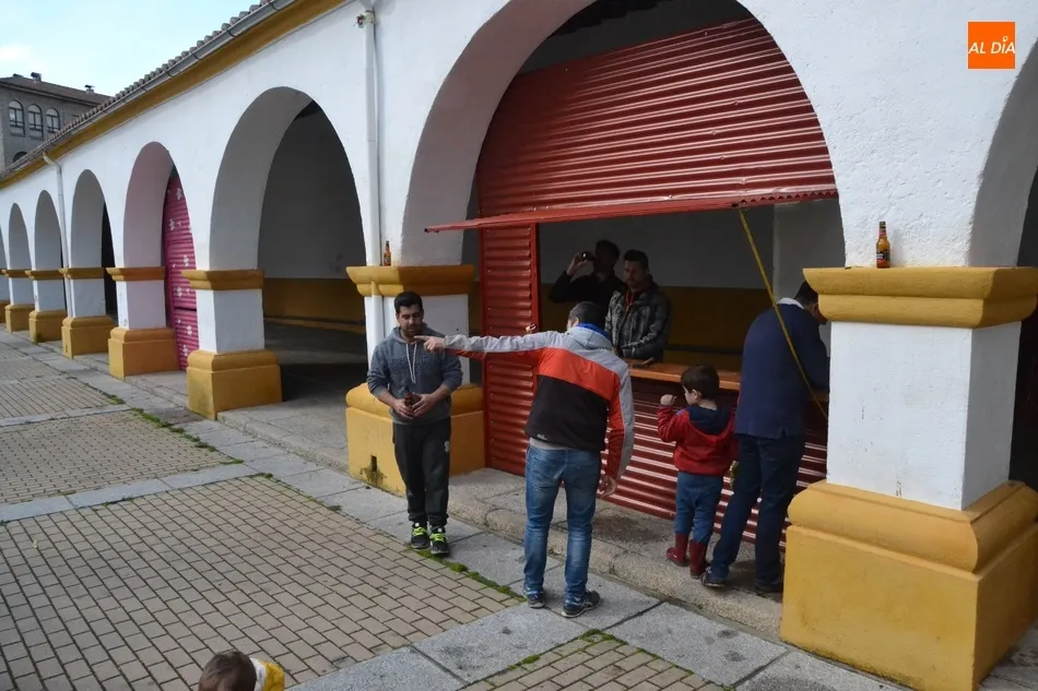 Foto 7 - La Plazuela del Buen Alcalde se empieza a poblar de casetas con muy buen ambiente  