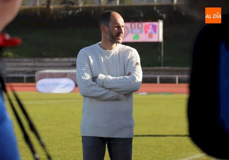 Jabi Luaces en el área técnica durante el encuentro / Lydia González