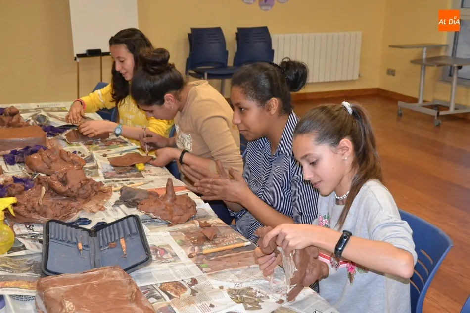 Foto 3 - Una decena de j&oacute;venes fabrican m&aacute;scaras para el Carnaval en el Espacio i  