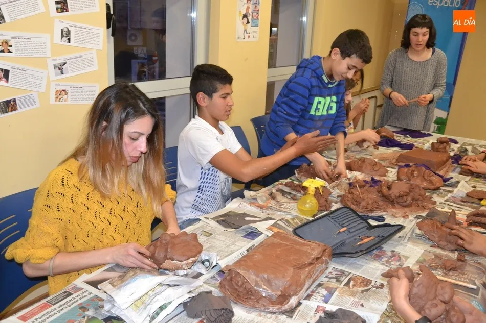 Foto 2 - Una decena de j&oacute;venes fabrican m&aacute;scaras para el Carnaval en el Espacio i  