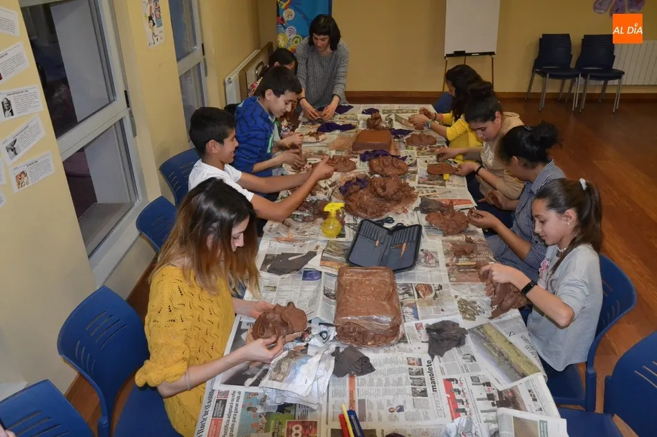 Foto 4 - Una decena de j&oacute;venes fabrican m&aacute;scaras para el Carnaval en el Espacio i  