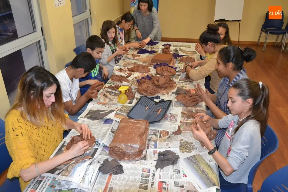 Una decena de jóvenes fabrican máscaras para el Carnaval en el Espacio i  