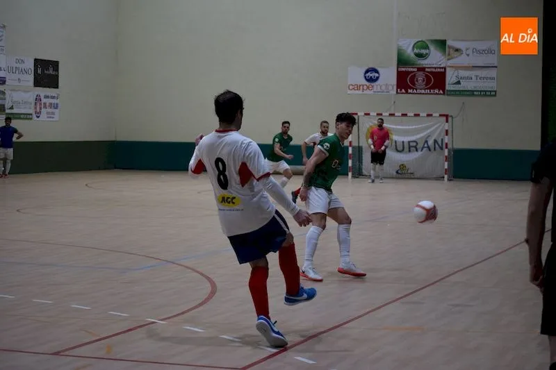 Raúl presiona a un jugador del Unión Arroyo / Pedro Zaballos