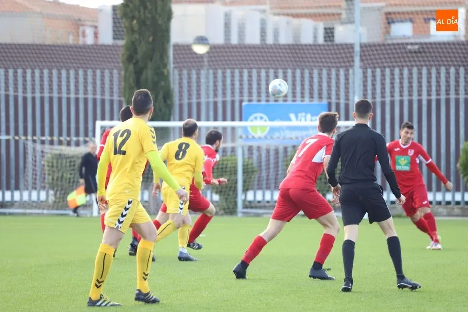 Foto 6 - Antonio Paz y Garrido le dan la vida al Pe&ntilde;aranda en la remontada frente a la UVA (2-1)