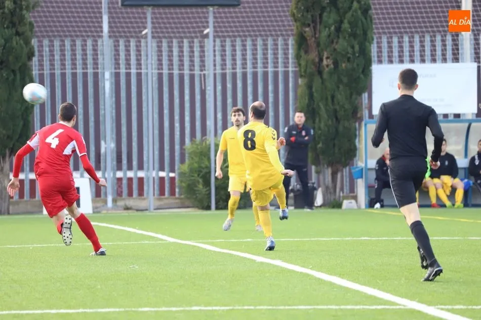 Foto 5 - Antonio Paz y Garrido le dan la vida al Pe&ntilde;aranda en la remontada frente a la UVA (2-1)