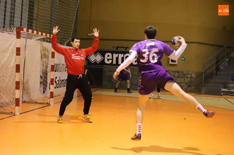 Foto 2 - El BM Salamanca gana en casa al Guadalajara (24-22)