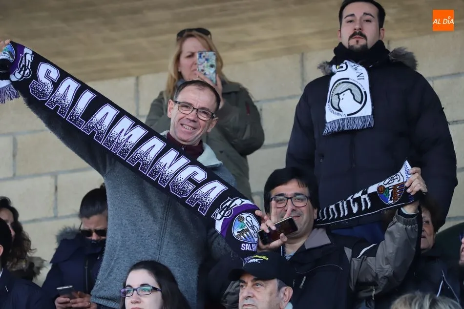 Foto 6 - La afici&oacute;n de Unionistas homenajea a la UDS en el partido contra el Calahorra