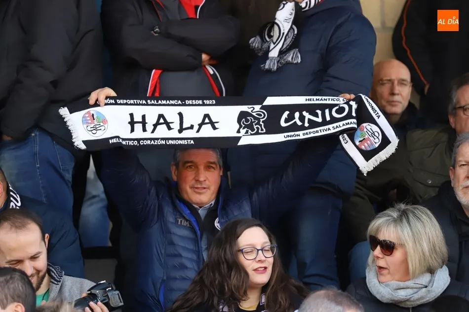 Foto 4 - La afici&oacute;n de Unionistas homenajea a la UDS en el partido contra el Calahorra