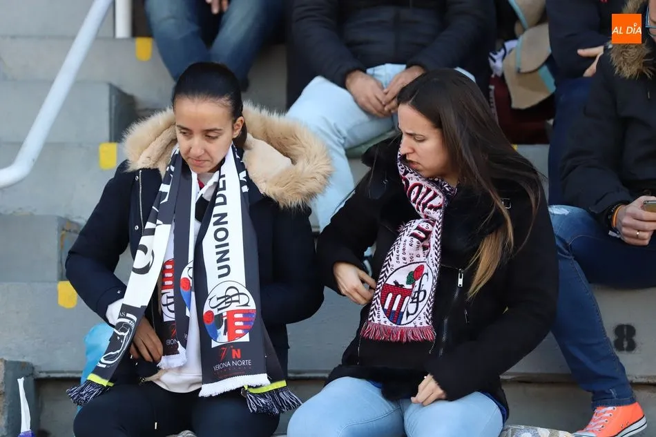 Foto 2 - La afici&oacute;n de Unionistas homenajea a la UDS en el partido contra el Calahorra