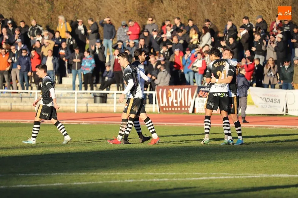 Foto 11 - Unionistas salva un punto en un mal partido ante el Calahorra (2-2)