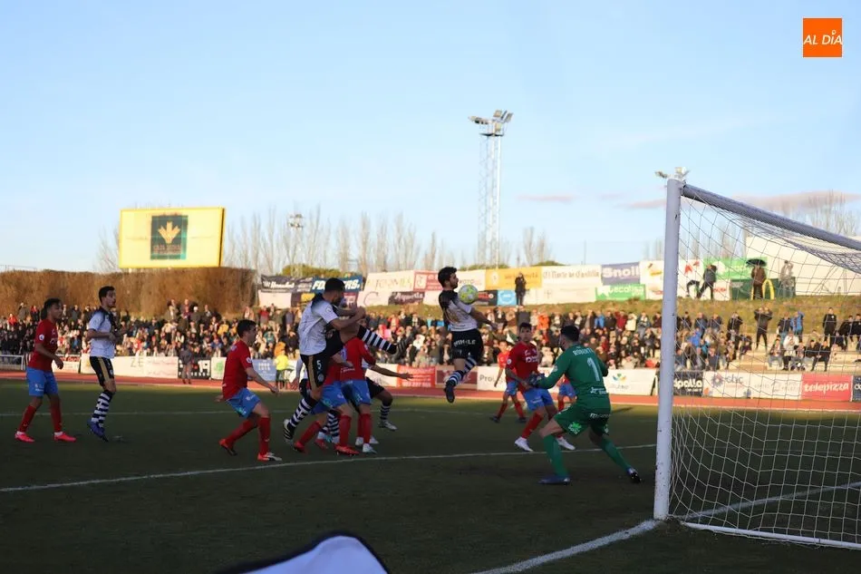 Foto 7 - Unionistas salva un punto en un mal partido ante el Calahorra (2-2)