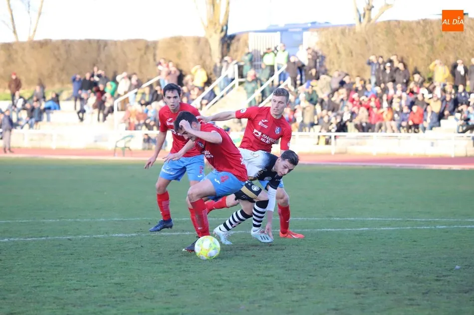 Foto 6 - Unionistas salva un punto en un mal partido ante el Calahorra (2-2)