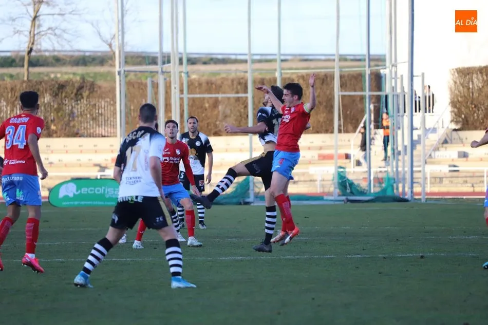 Foto 5 - Unionistas salva un punto en un mal partido ante el Calahorra (2-2)