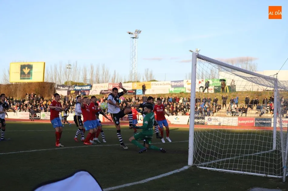 Foto 4 - Unionistas salva un punto en un mal partido ante el Calahorra (2-2)