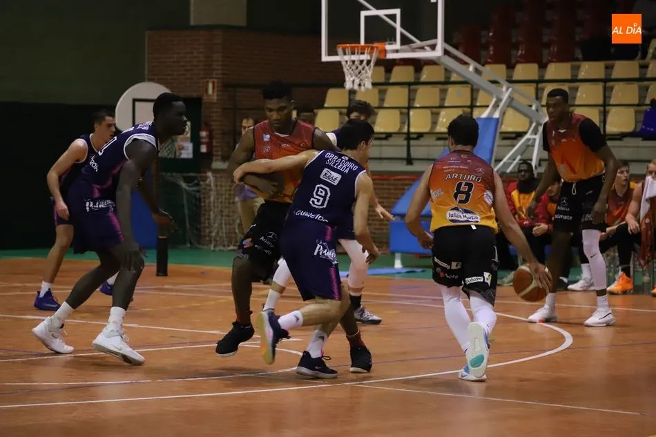 Foto 10 - El Aquimisa sigue de dulce al batir al Obradoiro y el CB Tormes cae en &Aacute;vila