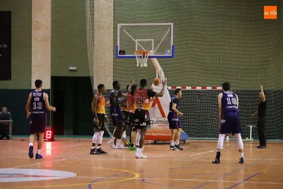 Foto 8 - El Aquimisa sigue de dulce al batir al Obradoiro y el CB Tormes cae en &Aacute;vila