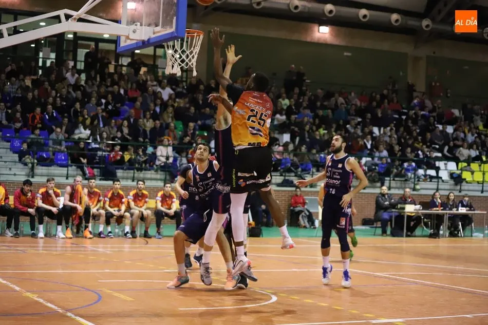 Foto 7 - El Aquimisa sigue de dulce al batir al Obradoiro y el CB Tormes cae en &Aacute;vila