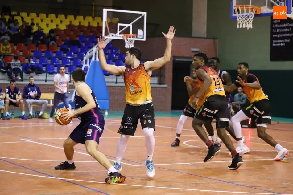 Foto 3 - El Aquimisa sigue de dulce al batir al Obradoiro y el CB Tormes cae en &Aacute;vila