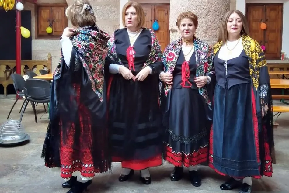Foto 3 - Las mujeres de San Felices de los Gallegos se mantienen fieles a la tradici&oacute;n de las &aacute;guedas  